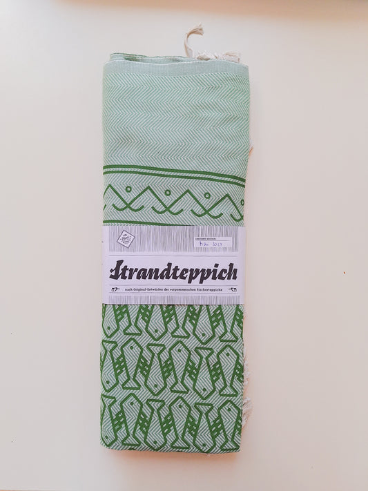 Strandteppich nach Original-Entwürfen der Vorpommerschen Fischerteppiche - Tanzende Fische Grün
