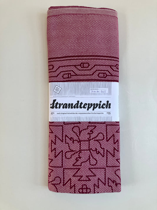 Strandteppich nach Original-Entwürfen der Vorpommerschen Fischerteppiche - Küstenwald Weinrot