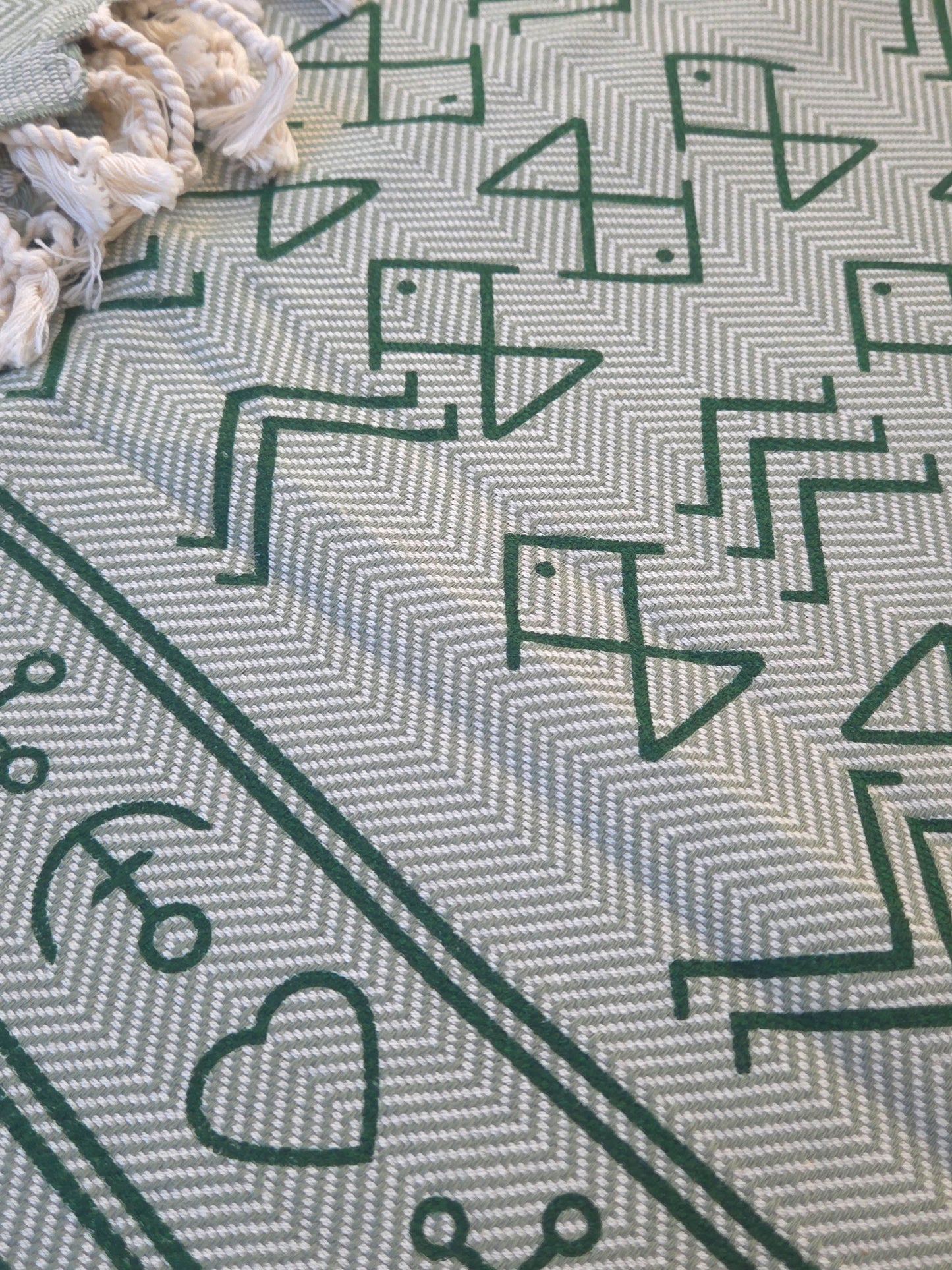 Strandteppich nach Original-Entwürfen der Vorpommerschen Fischerteppiche - Herz/Kreuz/Anker Grün